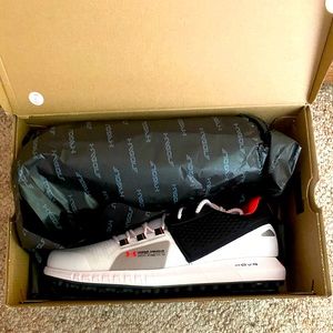 NEW-NEVER WORN: Under Armour HOVR Size 11 Spikeless Golf Shoe